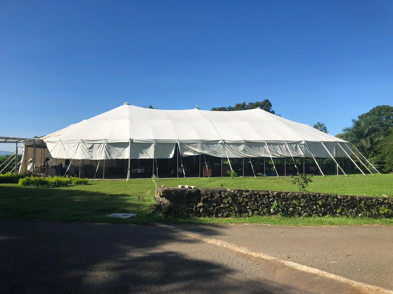 La Estancia — carpa exterior