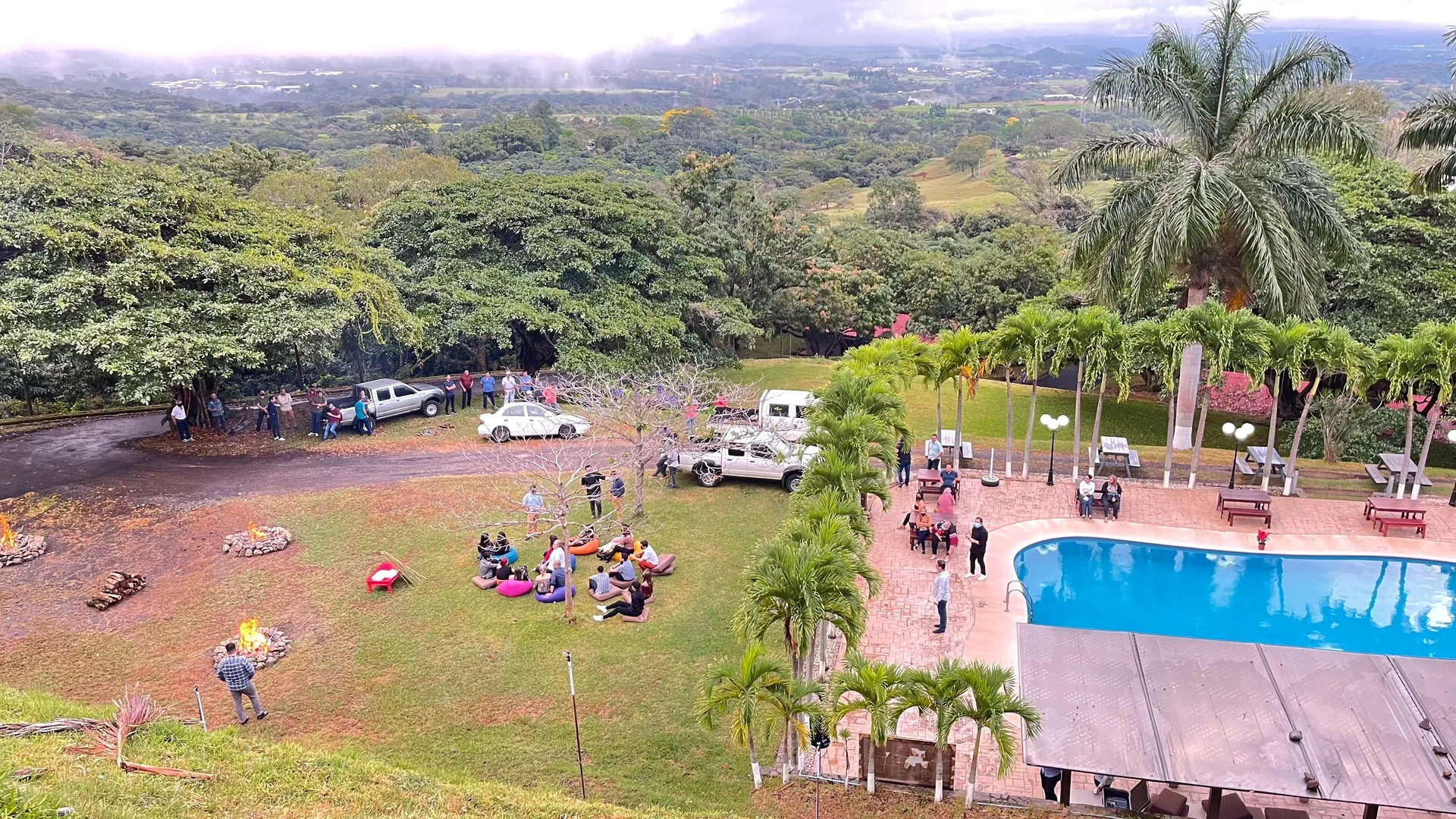 Picnic junto a la piscina
